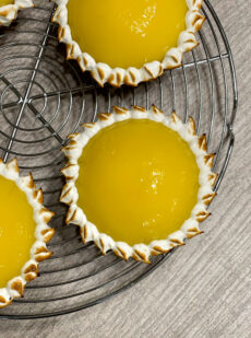 Tartelettes au citron, praliné noisette & sablé breton